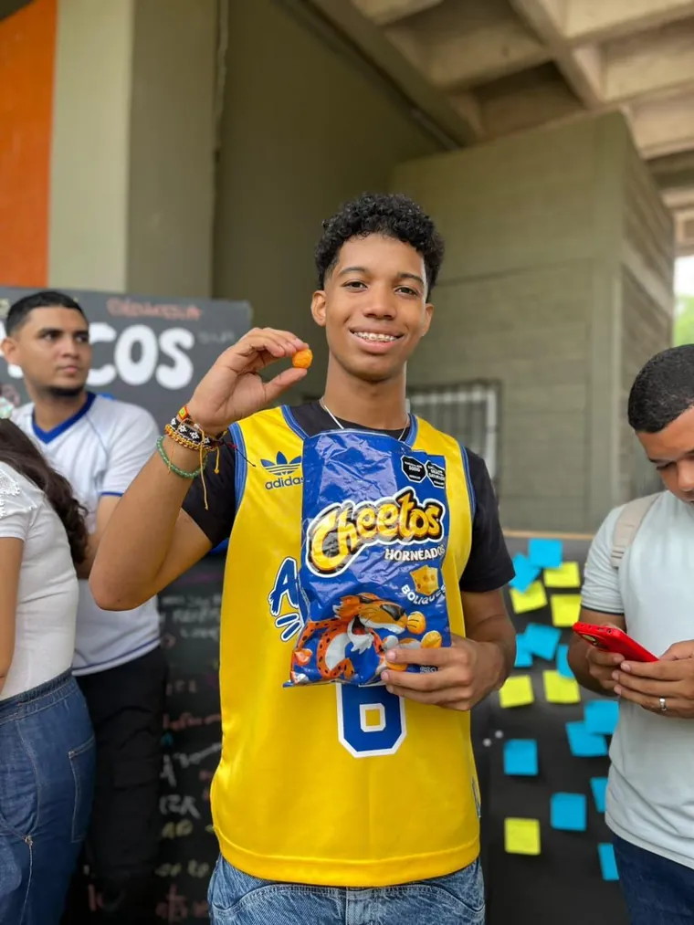 Mateo con su camiseta número 6 mostrando un boliqueso