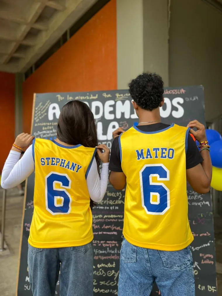 Las camisetas de Stephany y Mateo con el número 6