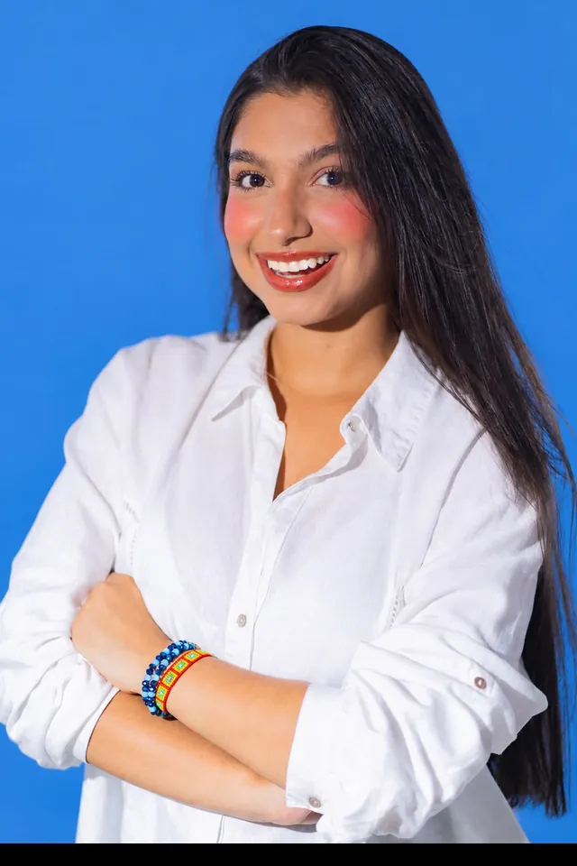 Stephany Bermúdez sonriendo, de camisa blanca
